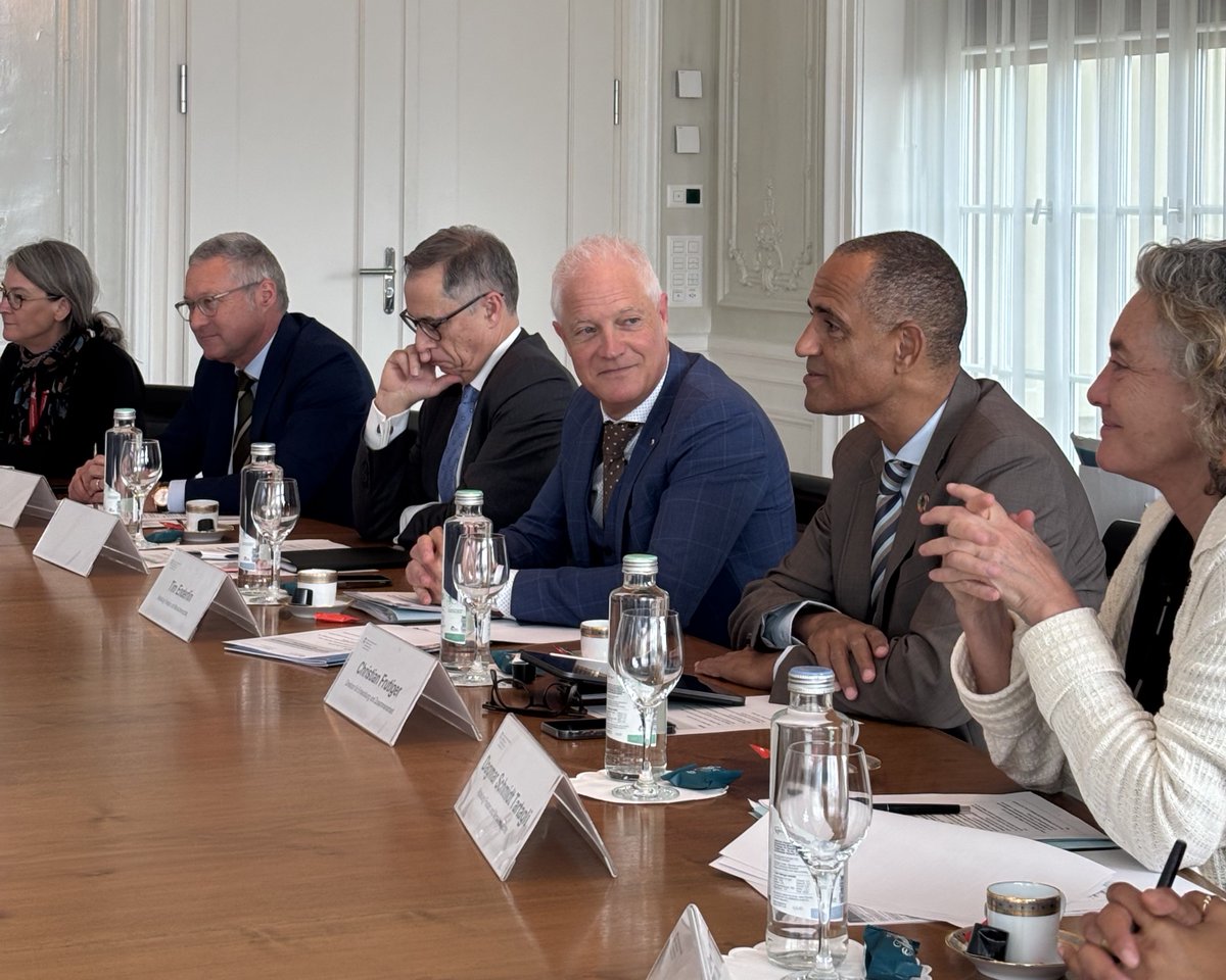 SwissPeaceHR's tweet photo. @SwissPeaceHR🇨🇭held a strategic dialogue with @UNHumanRights 🇺🇳 High Commissioner Volker Türk today. We look forward to strengthening our partnership. 
At a time of growing polarization and conflict, investing in #HumanRights means investing in prevention, peace and stability. https://t.co/egu3yklhqJ