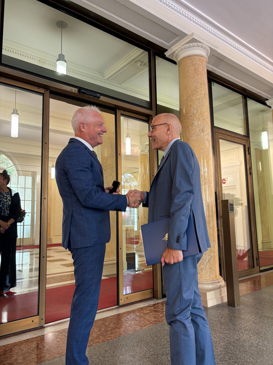 SwissPeaceHR's tweet photo. @SwissPeaceHR🇨🇭held a strategic dialogue with @UNHumanRights 🇺🇳 High Commissioner Volker Türk today. We look forward to strengthening our partnership. 
At a time of growing polarization and conflict, investing in #HumanRights means investing in prevention, peace and stability. https://t.co/egu3yklhqJ