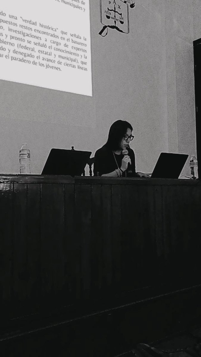 __Maikinho's tweet photo. @quehumillante en acción presentando "la canción popular en manifestaciones por Ayotzinapa: transformación y resignificación" de la mesa: dimensiones y apropiaciones de la Canción Política. https://t.co/O1zoac8jO6