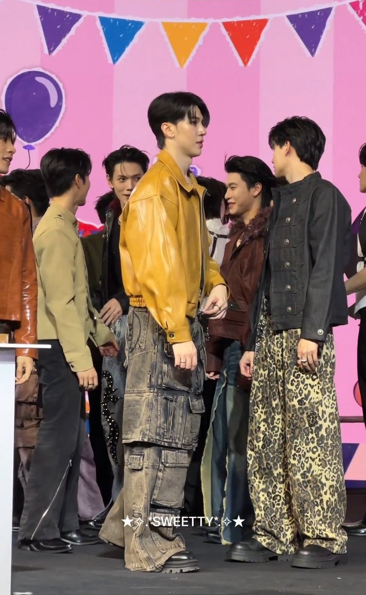 MB_Soulmate's tweet photo. ฉันตลกอะไรไม่รู้ แต่หยิ่นยืนมองต้าห์อู๋คุยกับพี่วอร์แบบจริงจังมาก มองไม่หยุด ละจังหวะต้าห์อู๋มองหยิ่นแล้วปล่อยมือ คือผมให้เลยย 665554554455455555554556555555555+ https://t.co/B0oNucwiHW