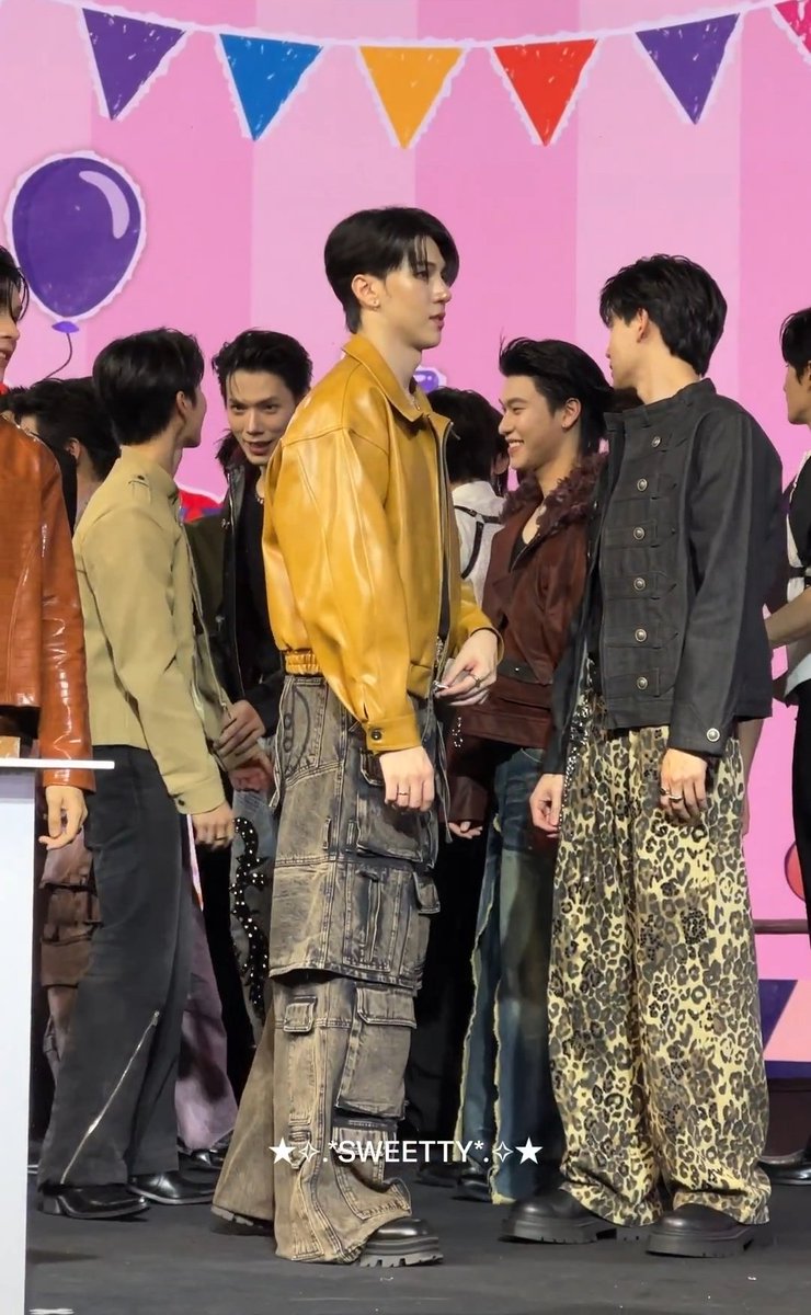 MB_Soulmate's tweet photo. ฉันตลกอะไรไม่รู้ แต่หยิ่นยืนมองต้าห์อู๋คุยกับพี่วอร์แบบจริงจังมาก มองไม่หยุด ละจังหวะต้าห์อู๋มองหยิ่นแล้วปล่อยมือ คือผมให้เลยย 665554554455455555554556555555555+ https://t.co/B0oNucwiHW