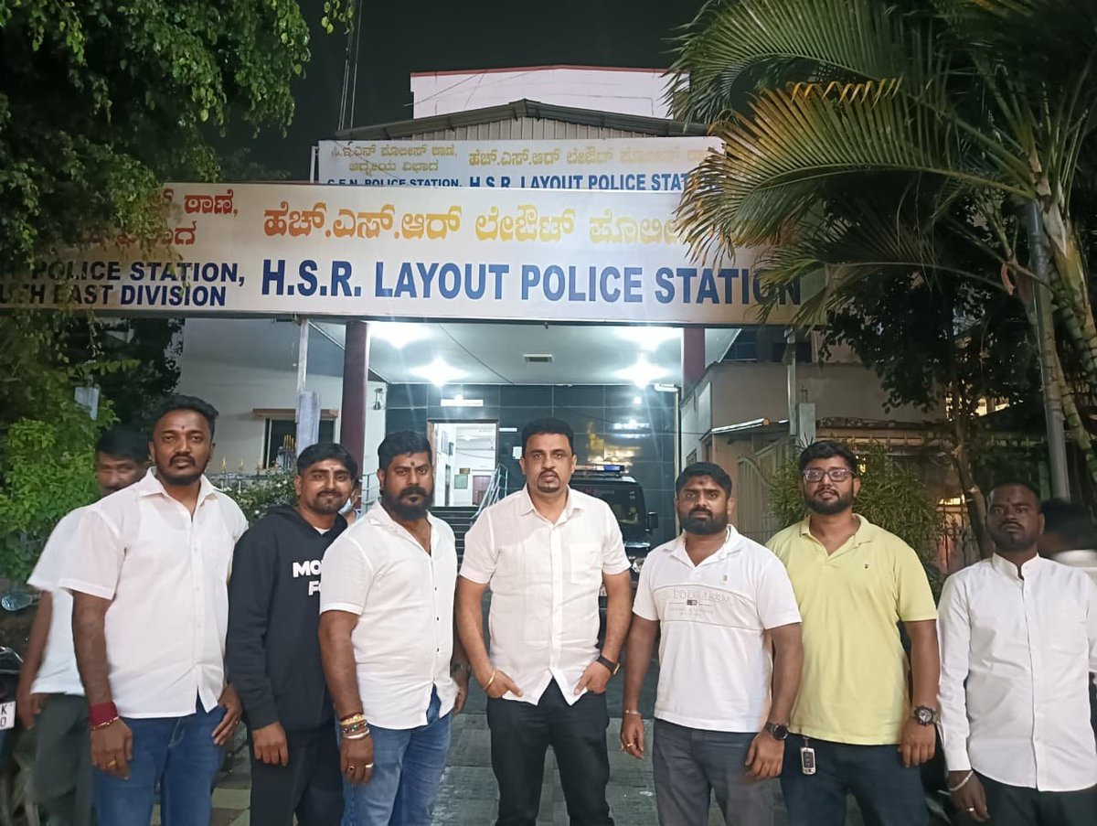 rajanna_rupesh's tweet photo. ಸದಾ ಕನ್ನಡಿಗರ ಪರ ನಾವು..
HSR ಲೇಔಟ್ ಘಟನೆ ಆಟೋ ಚಾಲಕನ ಪರವಾಗಿ ಠಾಣೆಗೆ ಭೇಟಿ ನೀಡಿದ್ದೇವೆ.
ಆಟೋ ಚಾಲಕನಿಗೆ ನ್ಯಾಯ ಸಿಕ್ಕಿದೆ.
ಪ್ರತಿದೂರು ಆಗಿದೆ.
ಅವಶ್ಯಕತೆ ಬಿದ್ದರೆ ಸಂಪೂರ್ಣ ಕಾನೂನು ನೆರವು ಚಾಲಕನಿಗೆ ನೀಡಲು ನಾವು ಸಿದ್ದವಿದ್ದೇವೆ.
ಸತ್ಯ ಪರಿಶೀಲಿಸಿ ಕನ್ನಡ ಚಾಲಕನಿಗೆ ನ್ಯಾಯ ನೀಡಿದ HSR ಠಾಣೆ ಆರಕ್ಷಕ ಸಿಬ್ಬಂದಿಗೆ ಧನ್ಯವಾದಗಳು. https://t.co/zShyLSUnH0