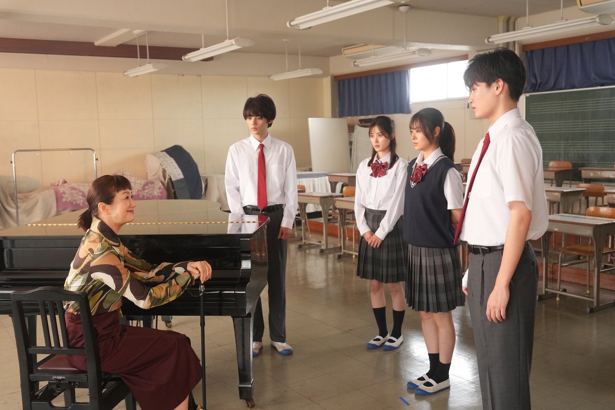 FansVoiceJP's tweet photo. 『#キリコのタクト 〜YELL〜』メイキング＆クランクアップ写真計8点が解禁🎊卒業式の日に姿を消した伝説の音楽教師を、かつての教え子たちが探す旅に出る愛と絆の物語🎞️10月2日公開！
https://t.co/ZJwHgNjqcp
#藤原大祐 #井頭愛海 #田辺桃子 #西垣匠 #鈴木京香 https://t.co/WfgQgIWrz8