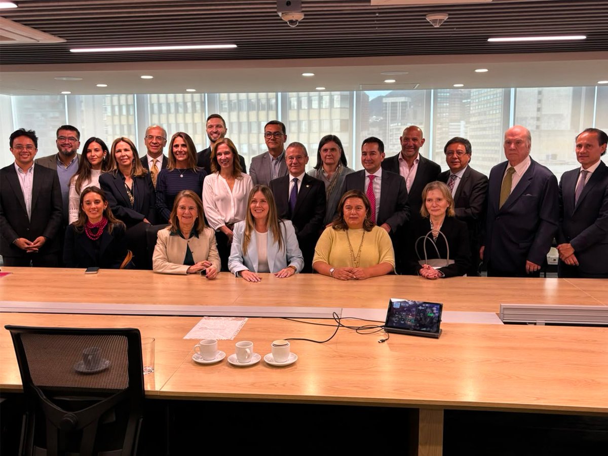 AliadasAlianza's tweet photo. #AliadasSumaAlPais

La construcción del Plan Nacional de Desarrollo abre un espacio para definir las prioridades que marcarán la ruta del país en los próximos años.

En Aliadas nos reunimos con Julián Buitrago Arango, director general del Departamento Nacional de Planeación (@DNP_Colombia), para compartir propuestas y reflexiones sobre formalización, productividad y bienestar, y generación de crecimiento a partir de las realidades de los diferentes sectores de la economía.

Desde una mirada especializada y territorial, reunimos el conocimiento de nuestros gremios y la experiencia desde la micro, pequeña, mediana y gran empresa de distintos sectores para aportar a una planeación que reconozca las diferentes realidades del país.

@AcecolombiaCC @ACOVEDI @afidro_colombia @AFIC_Colombia @AmChamCol @andacol @Andeg_Col @ANDEMOSCOLOMBIA @ANDIGRAFCol @ASOCAJAS @Asogravas @asomedios @Asomicrofinanza @ASOTIC @AsopartesNal @BascColombia @BPrO_org @camcoelectronic @CCIT_ @CamLibro @CamDiversidad @ConfecoopCol @textilgrupo @FITACNAL @fenalcarbon @Fecoljuegos