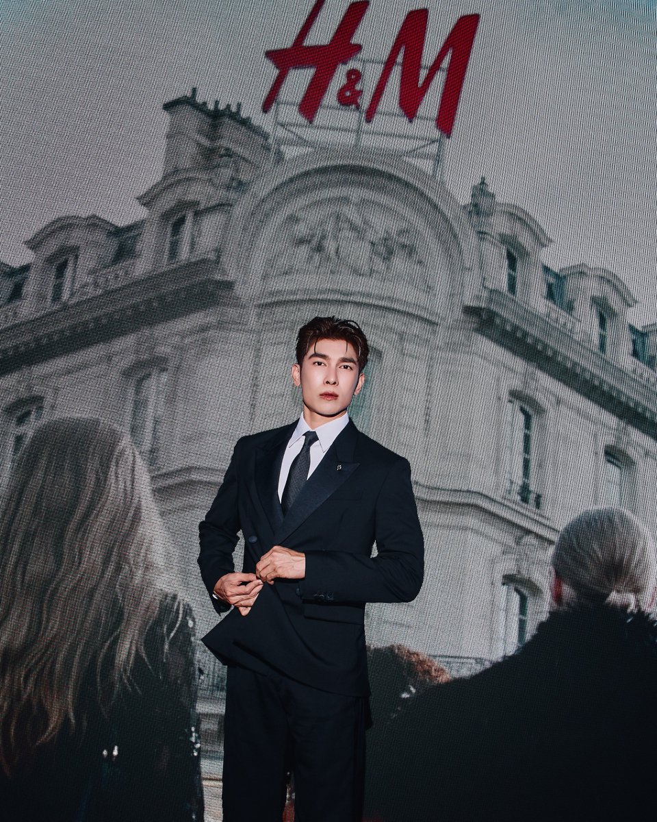 MPlay_2021's tweet photo. PARIS AFTER DARK! “มิว ศุภศิษฏ์” ปักหมุดมหานครแฟชั่น ร่วมอีเวนต์ ELIE SAAB H&amp;M
📌https://t.co/DT3rCBEvTN

#ELIESAABxHMwithMew #HMThailandxMEW #MewSuppasit #HM #HMThailand #ElieSaabxHM https://t.co/KwllzKanef