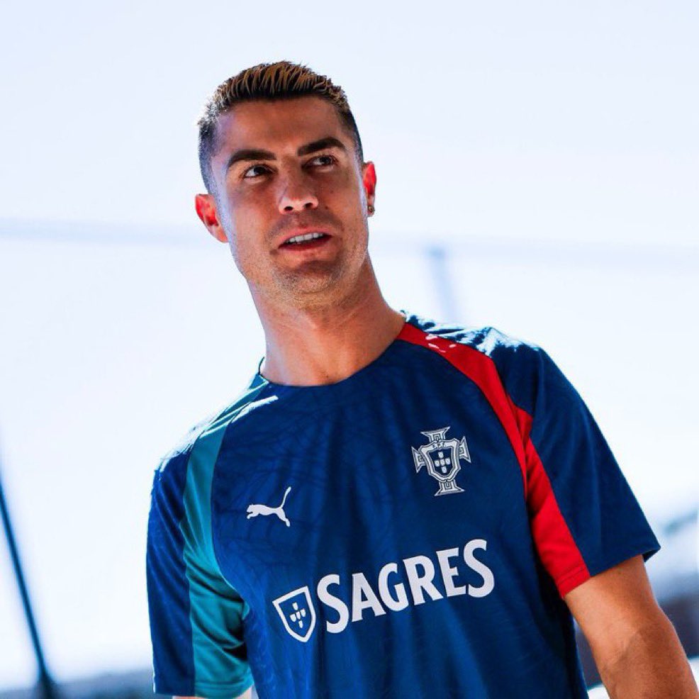 _cr7inho's tweet photo. 🚨 Cristiano Ronaldo a quitté le stade.

[@CabineSport] https://t.co/y6hVFYaVHb