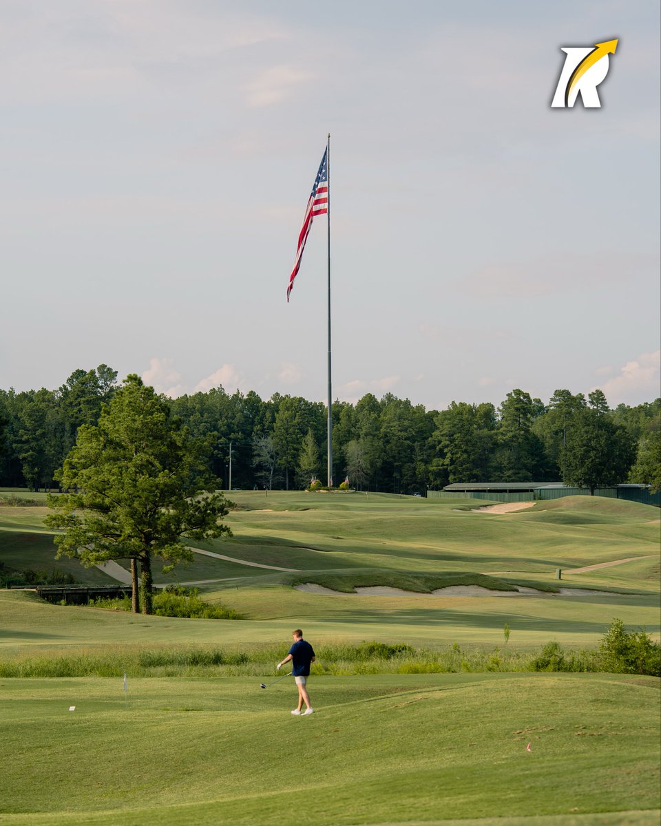 uttylermbb's tweet photo. Thank you to everyone who came out for our Buckets &amp; Birdies Classic! ⛳🏀 

📸 Photo credit: @revocruit 

#DeserveSuccess #TalonsUp https://t.co/UvzDWXO24w