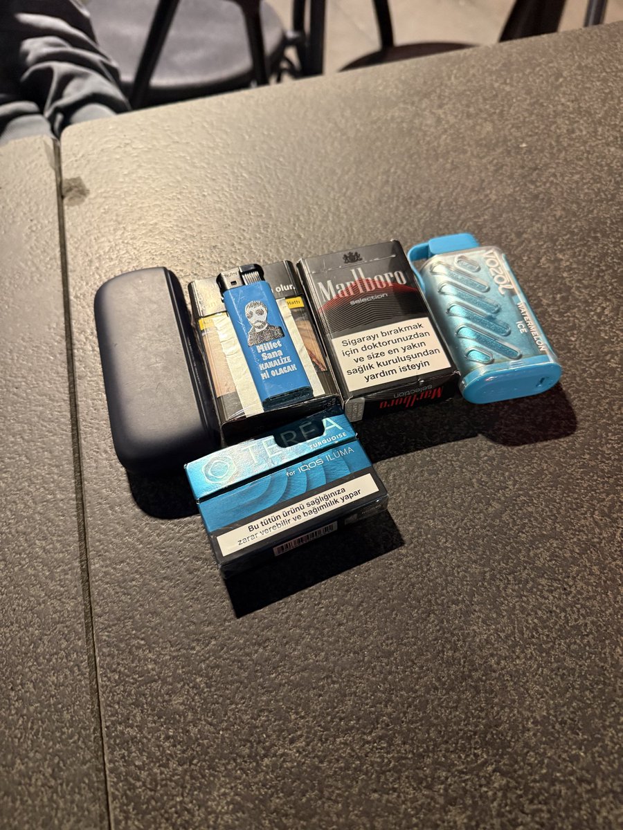 dildosewer66's tweet photo. cebinde sade telefonla gelen kızın yanında bizim cepler https://t.co/qoMECD8VRx