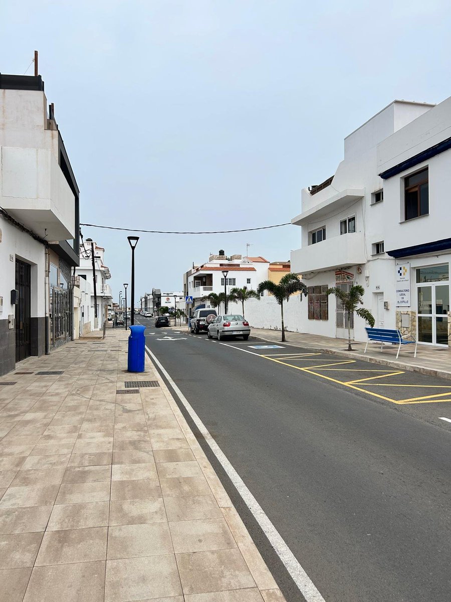 StopArboricidio's tweet photo. ¿Se acuerdan de esta calle del Cotillo en la que @AytoLaOliva se empeñó en quitar todos los árboles que había a las dos aceras y ya daban sombra?

Pues los arrancaron todos y pusieron estas palmeritas de pa'fuera que no dan sombra ni nada!

#aPeorLaMejoría
#StopArboricidio https://t.co/tmFK0kX88u
