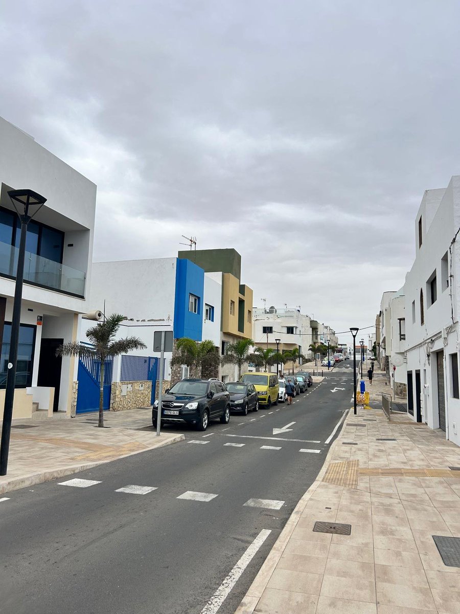 StopArboricidio's tweet photo. ¿Se acuerdan de esta calle del Cotillo en la que @AytoLaOliva se empeñó en quitar todos los árboles que había a las dos aceras y ya daban sombra?

Pues los arrancaron todos y pusieron estas palmeritas de pa'fuera que no dan sombra ni nada!

#aPeorLaMejoría
#StopArboricidio https://t.co/tmFK0kX88u