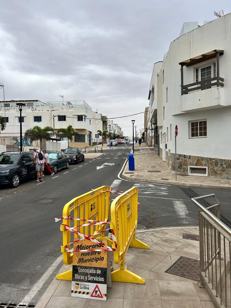 StopArboricidio's tweet photo. ¿Se acuerdan de esta calle del Cotillo en la que @AytoLaOliva se empeñó en quitar todos los árboles que había a las dos aceras y ya daban sombra?

Pues los arrancaron todos y pusieron estas palmeritas de pa'fuera que no dan sombra ni nada!

#aPeorLaMejoría
#StopArboricidio https://t.co/tmFK0kX88u