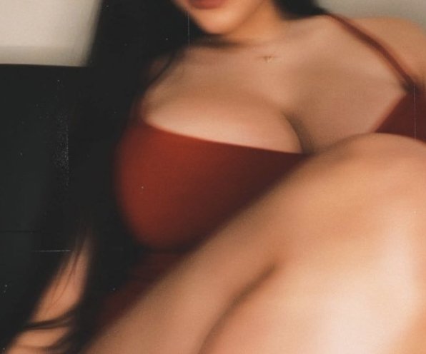 cryptolyxe100x's tweet photo. Can anyone tell me which modle is she ? https://t.co/IPZbZ54mW9