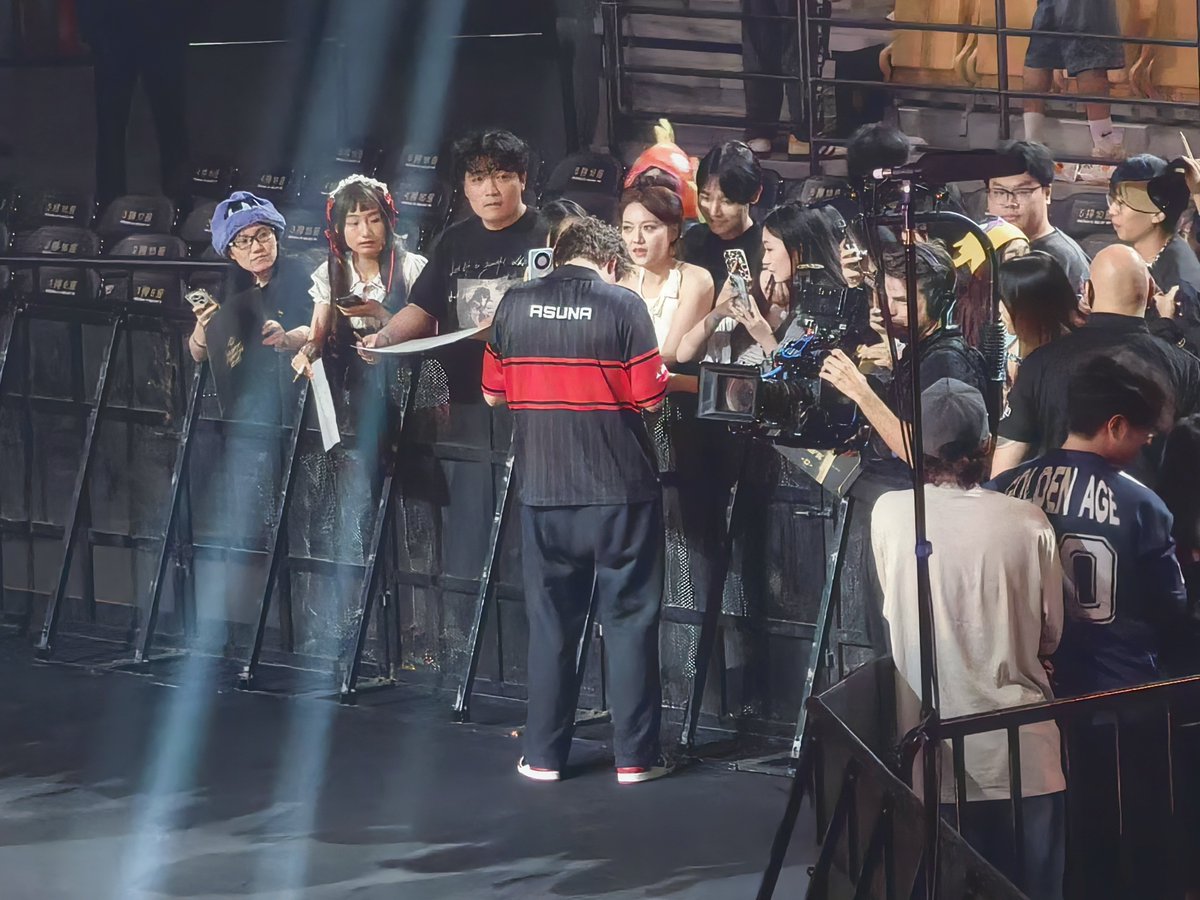 Rook1e1104's tweet photo. 其他选手都已经走了，Asuna还在尽全力和粉丝们互动（为了弥补赛后采访错过的时间），他不仅签了好久还蹲下把物品在腿上签名以保证一切顺利🫳🥺 https://t.co/ayct21lXme