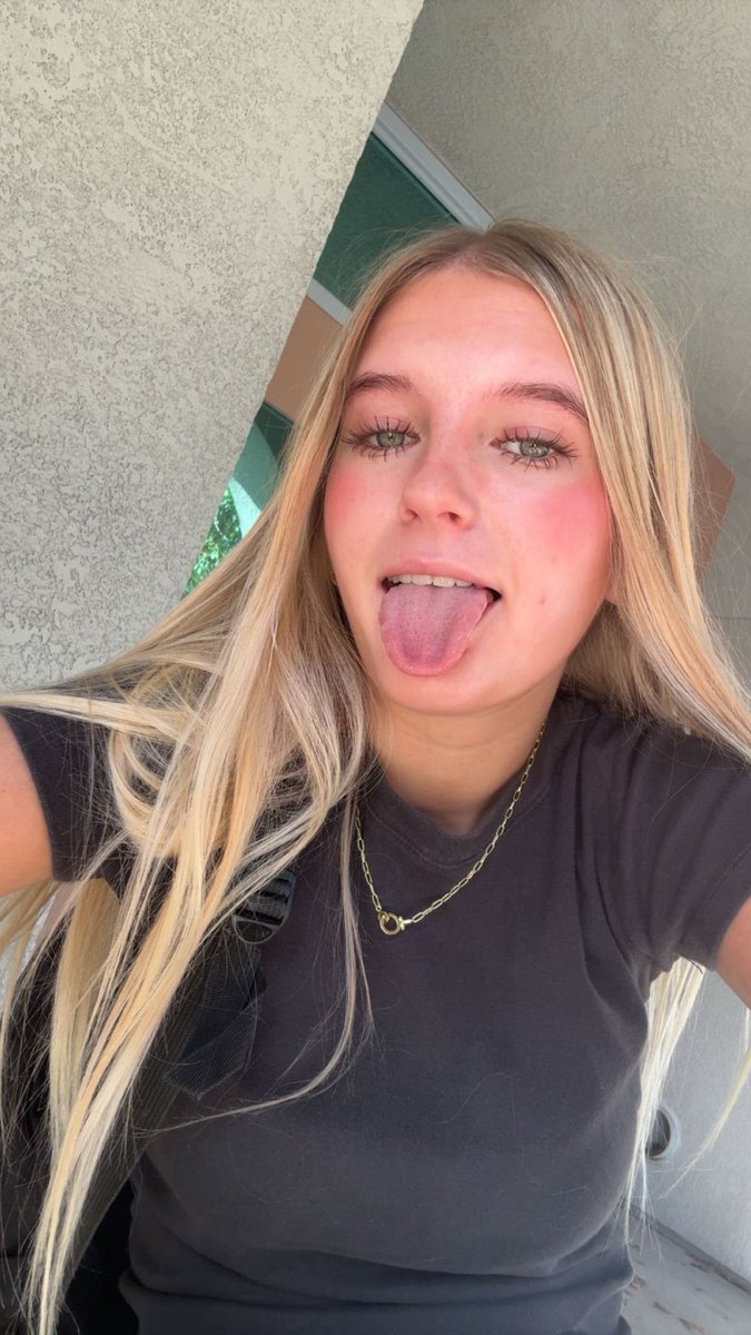goddess_charz's tweet photo. goodmorning losers! which one of you is gonna pay for my morning starbucks🙄 https://t.co/wbTBvgm4Lt