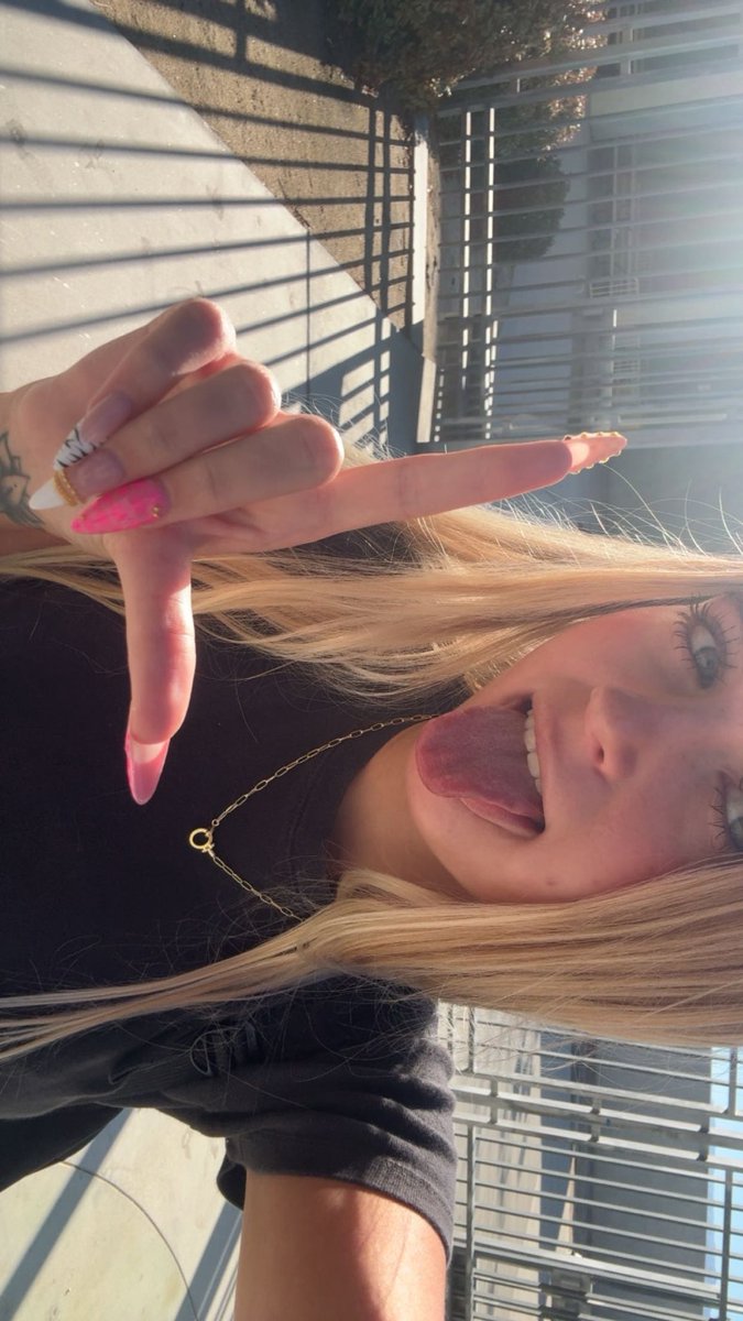 goddess_charz's tweet photo. goodmorning losers! which one of you is gonna pay for my morning starbucks🙄 https://t.co/wbTBvgm4Lt