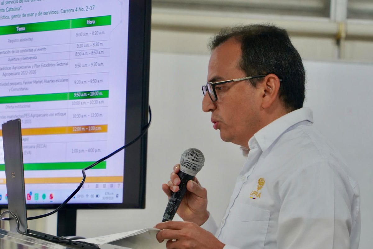UPRAColombia's tweet photo. 🧵El director general de la #UPRA, Alberto Esmeral, acompaña esta jornada en la que validamos las necesidades de información del sector, identificamos los requerimientos propios del campo y la pesca isleña y socializamos la oferta de información de la #UPRA, como #RECIA, la Red Colaborativa de Infraestructura Agropecuaria. 🐟🌱  

Lo que construimos desde las islas será insumo para el Plan Estadístico Sectorial Agropecuario con enfoque territorial 2027-2031. 

📊  Porque sin información no hay planificación. 💪 

 #CampoMilagro #MesaDeEstadísticas #SanAndrés #EstadísticasAgropecuarias #PlanificaciónRural