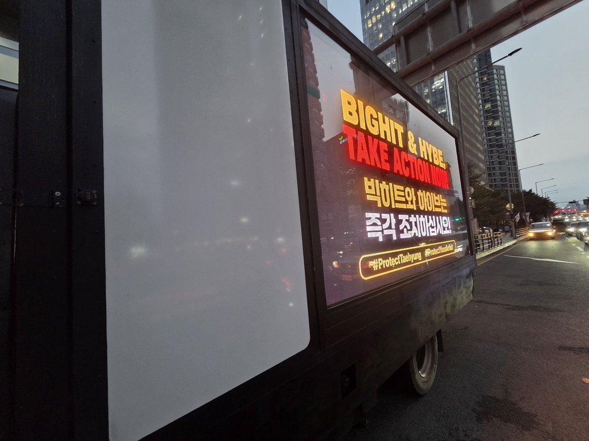 taehyvngpics's tweet photo. A protest truck has been stationed in front of HYBE to demand swift and comprehensive action addressing the continuous death threats and safety concerns targeting Taehyung online.

​Concurrently, we request that all supporters remain active in raising awareness across social media platforms. Our efforts cannot be overlooked indefinitely.

WE DEMAND HYBE/BIGHIT TAKE THESE THREATS SERIOUSLY!

​@HYBEOFFICIALtwt @bts_bighit

​PROTECT TAEHYUNG
PROTECT YOUR ARTIST
BIGHIT AND HYBE TAKE ACTION
#ProtectTaehyung #ProtectYourArtist