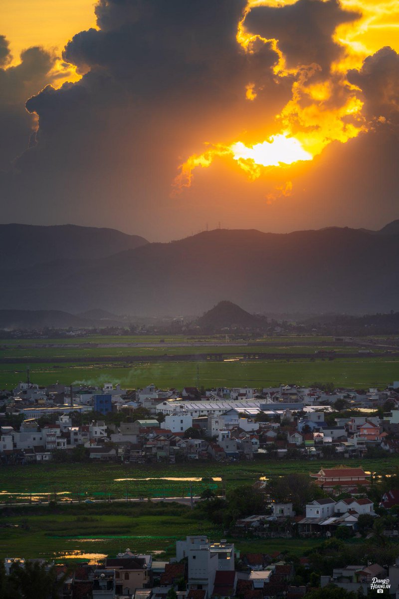 Yannun0's tweet photo. Good morning Thursday – chào tháng 10 🍂☀️

Ánh nắng vàng rực đang len lỏi qua tầng mây, đánh thức cả một vùng quê yên bình. Những mái nhà đỏ thấp thoáng giữa đồng lúa xanh mướt, núi xa mờ ảo… thiên nhiên như đang thì thầm chào đón ngày đầu tiên của tháng mới.

Tháng 10 ơi, hãy mang theo thật nhiều bình an, sức khỏe và những điều tốt lành đến với mọi người nhé. 

Chúc cả nhà một ngày thứ Năm thật nhẹ nhàng, tràn đầy năng lượng để bắt đầu tháng mới thật rực rỡ!

Điểm một nụ cười, rồi bước tiếp thôi 🌿✨