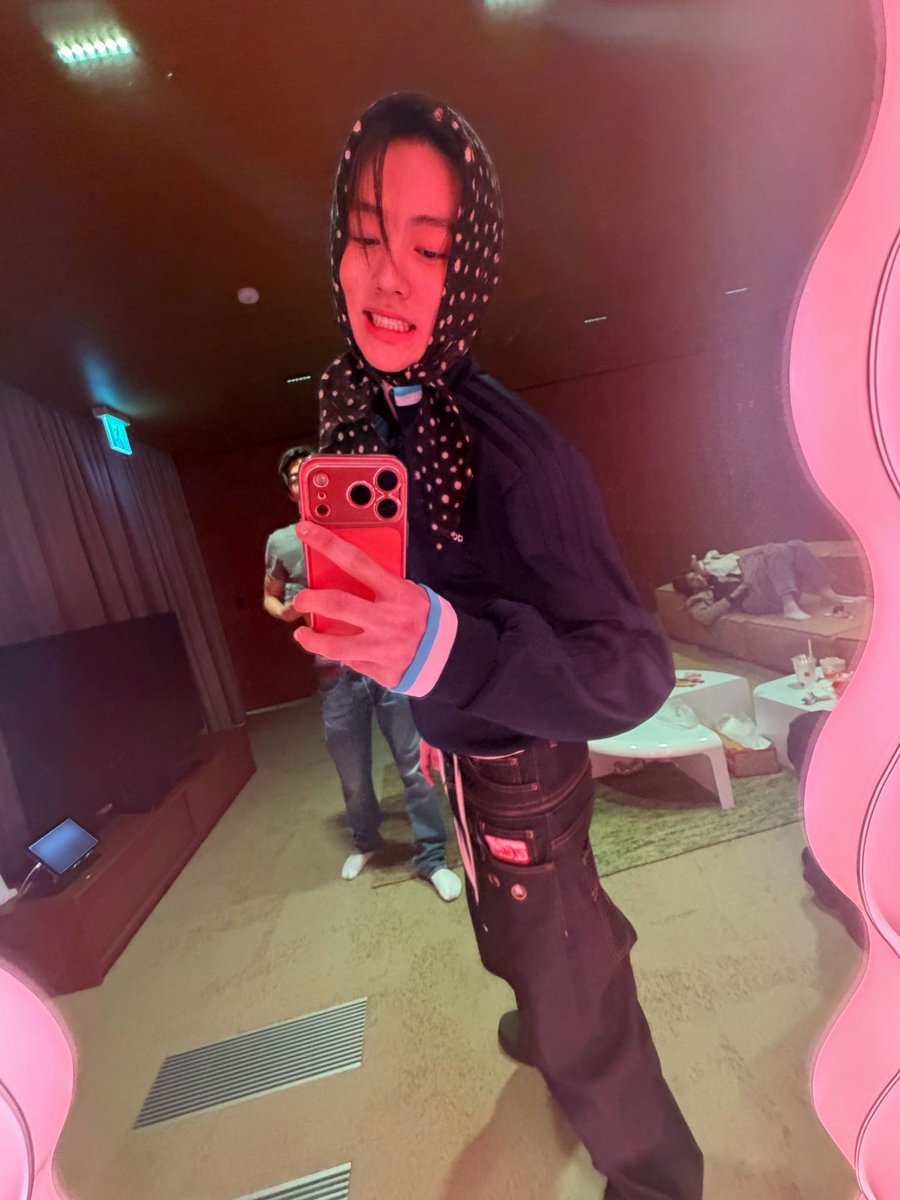 EommAhnn's tweet photo. the fact that he only gives his jacket and scarf to his princess 😭 https://t.co/CJszCshYe3