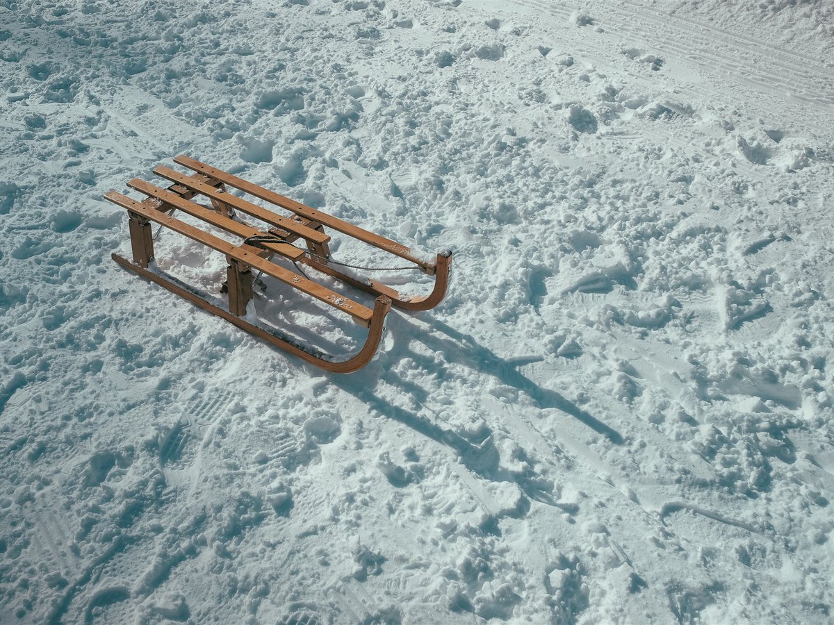 rague_peak__174's tweet photo. [Today I saw a sled leaning on a wooden pole, with fresh snowflakes sticking to its edge—what a perfect start to winter!]， https://t.co/AdEOZINzUM