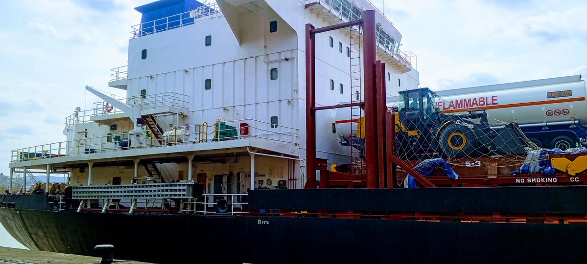 acprdcongo's tweet photo. #RDC: Le bateau transportant 42 wagons neufs, acquis par le Gouvernement de la République démocratique du Congo au profit de l’Office national des transports (Onatra), a accosté mercredi, au port public de Matadi, chef-lieu de la province du Kongo Central, dans le sud-ouest du pays, a constaté l’ACP.

Découvrez d'autres informations sur notre site web : https://t.co/tGEWJ2Bgzn