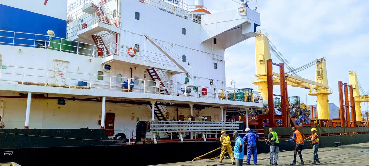 acprdcongo's tweet photo. #RDC: Le bateau transportant 42 wagons neufs, acquis par le Gouvernement de la République démocratique du Congo au profit de l’Office national des transports (Onatra), a accosté mercredi, au port public de Matadi, chef-lieu de la province du Kongo Central, dans le sud-ouest du pays, a constaté l’ACP.

Découvrez d'autres informations sur notre site web : https://t.co/tGEWJ2Bgzn