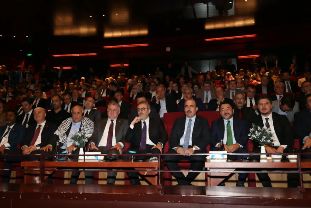 mahirunal's tweet photo. 📍Konya

İslam İşbirliği Gençlik Forumu (ICYF) ve Konya Büyükşehir Belediyemizin ev sahipliğinde gerçekleştirilen Filistin Gençlik Forumu’ndaydık.

Gazze’de yaşananlar uluslararası hukukun ve küresel sistemin vicdanla arasındaki mesafenin en ağır imtihanı.

Bu sebeple Gazze’de işlenen suçların kayıt altına alınması, delillendirilmesi ve tarihin hafızasına teslim edilmesi son derece kıymetli. Bağımsız Gazze Mahkemesi’nin ortaya koyduğu irade de tam olarak burada anlam kazandı. Unutulmaması, unutturulmaması ve adalet talebinin nesiller boyunca diri tutulması…

Çünkü adalet bazen gecikir fakat hakikat kayda geçtiğinde suçun üzeri artık kolayca örtülemez.

Bu anlamlı buluşmaya ev sahipliği yapan Konya Büyükşehir Belediyemize, ICYF Başkanımız Sn. Taha Ayhan’a ve emeği geçen herkese teşekkür ediyorum.

@u_ibrahim_altay
@tahaayhan