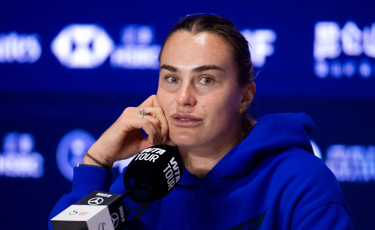 UniversTennis's tweet photo. 🗣️ SABALENKA SUR LES CRITIQUES LIÉES AUX RÉSEAUX SOCIAUX :

« Les gens pensent que parce que tu es sur les réseaux sociaux, tu ne t’entraînes pas. En réalité, tu y passes peut-être 30 minutes par jour. 

Les gens te jugeront quoi que tu fasses. Tu es active, tu ne l’es pas… Tu ne seras jamais assez bien pour eux. Alors pourquoi est-ce que je me soucierais de leur avis ? 

Je m’en fiche complètement. 👋 »