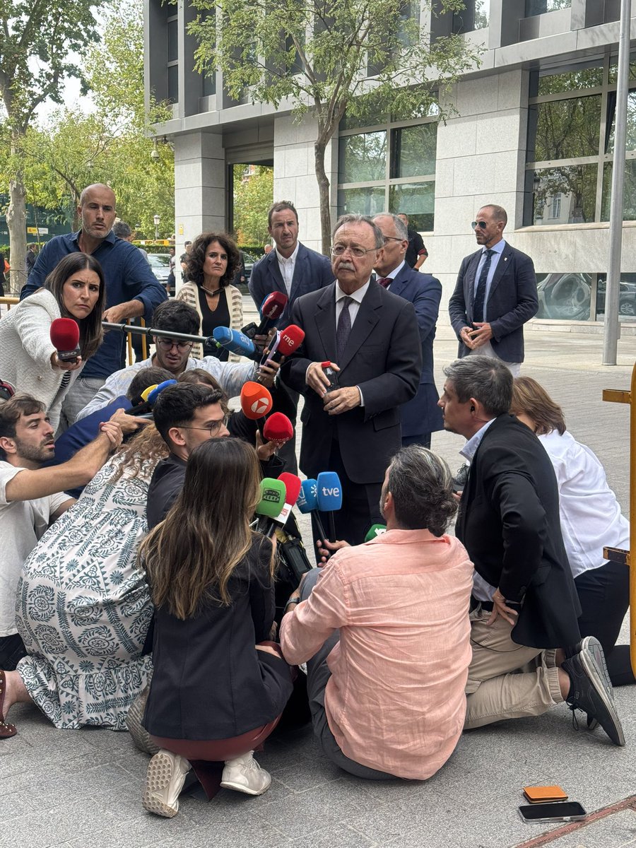 LaEtxebarria's tweet photo. "NO NOS ABANDONÉIS
OS NECESITAMOS"  
Lo ha dicho Vivas ENTRE LÁGRIMAS porque sabe que de repente Ceuta ha salido de los informativos. 
Si vas a hacer un Rt hoy, hazlo a este post.
CEUTA, NO TE OLVIDAMOS https://t.co/zBNlytshVm