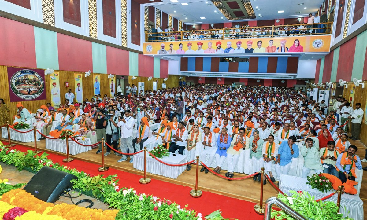 BJP4Rajasthan's tweet photo. मुख्यमंत्री श्री @BhajanlalBjp ने आज सुमेरपुर में पाली, जालौर एवं सिरोही जिलों के उत्साही एवं निष्ठावान कार्यकर्त���ओं से आत्मीय भेंट कर संगठनात्मक विषयों एवं आगामी कार्ययोजना को लेकर सार्थक संवाद किया।

इस अवसर पर मुख्यमंत्री जी ने हाल ही में संपन्न निकाय चुनावों में पार्टी को मिली ऐतिहासिक विजय के लिए सभी कार्यकर्ताओं को हार्दिक बधाई एवं शुभकामनाएं दीं। साथ ही, आगामी पंचायत चुनावों में संगठन की मजबूती, बूथ स्तर की सक्रियता एवं चुनावी तैयारियों को लेकर विस्तृत चर्चा की।

इस दौरान पाली सांसद श्री @ppchaudharybjp, कैबिनेट मंत्री श्री @JoraramKumawat, राज्य मंत्री श्री @otaramjidewasi सहित पार्टी के पदाधिकारीगण एवं कार्यकर्तागण उपस्थित रहे।