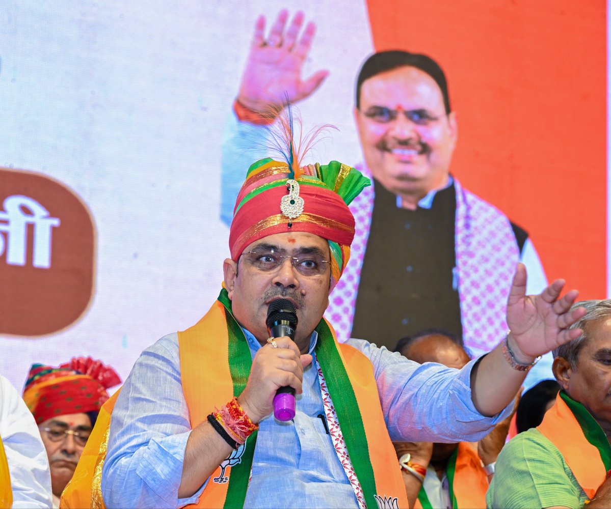 BJP4Rajasthan's tweet photo. मुख्यमंत्री श्री @BhajanlalBjp ने आज सुमेरपुर में पाली, जालौर एवं सिरोही जिलों के उत्साही एवं निष्ठावान कार्यकर्त���ओं से आत्मीय भेंट कर संगठनात्मक विषयों एवं आगामी कार्ययोजना को लेकर सार्थक संवाद किया।

इस अवसर पर मुख्यमंत्री जी ने हाल ही में संपन्न निकाय चुनावों में पार्टी को मिली ऐतिहासिक विजय के लिए सभी कार्यकर्ताओं को हार्दिक बधाई एवं शुभकामनाएं दीं। साथ ही, आगामी पंचायत चुनावों में संगठन की मजबूती, बूथ स्तर की सक्रियता एवं चुनावी तैयारियों को लेकर विस्तृत चर्चा की।

इस दौरान पाली सांसद श्री @ppchaudharybjp, कैबिनेट मंत्री श्री @JoraramKumawat, राज्य मंत्री श्री @otaramjidewasi सहित पार्टी के पदाधिकारीगण एवं कार्यकर्तागण उपस्थित रहे।