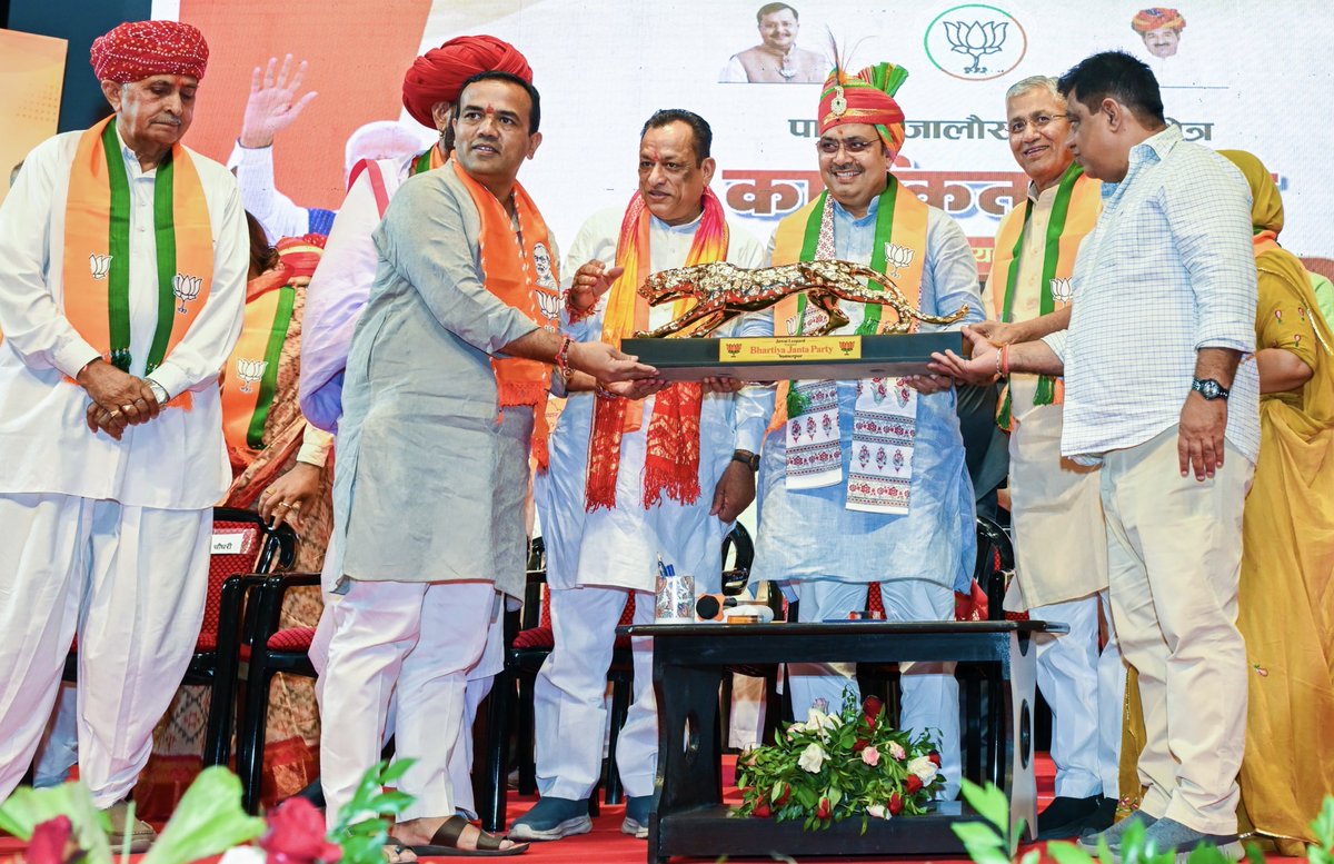 BJP4Rajasthan's tweet photo. मुख्यमंत्री श्री @BhajanlalBjp ने आज सुमेरपुर में पाली, जालौर एवं सिरोही जिलों के उत्साही एवं निष्ठावान कार्यकर्त���ओं से आत्मीय भेंट कर संगठनात्मक विषयों एवं आगामी कार्ययोजना को लेकर सार्थक संवाद किया।

इस अवसर पर मुख्यमंत्री जी ने हाल ही में संपन्न निकाय चुनावों में पार्टी को मिली ऐतिहासिक विजय के लिए सभी कार्यकर्ताओं को हार्दिक बधाई एवं शुभकामनाएं दीं। साथ ही, आगामी पंचायत चुनावों में संगठन की मजबूती, बूथ स्तर की सक्रियता एवं चुनावी तैयारियों को लेकर विस्तृत चर्चा की।

इस दौरान पाली सांसद श्री @ppchaudharybjp, कैबिनेट मंत्री श्री @JoraramKumawat, राज्य मंत्री श्री @otaramjidewasi सहित पार्टी के पदाधिकारीगण एवं कार्यकर्तागण उपस्थित रहे।