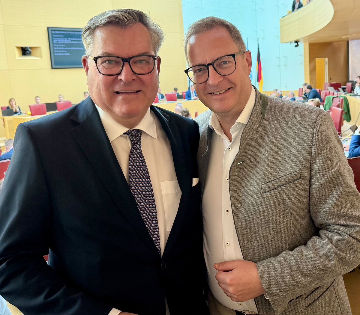 MartinHuberCSU's tweet photo. Heute wurden im Bayerischen #Landtag zwei neue Kabinettsmitglieder vereidigt: Herzlichen Glückwunsch und Gottes Segen an unseren neuen #Justizminister Josef Schmid und an Manuel Knoll, der das Amt des Staatsministers für #Jugend und #Demokratie antritt – ein absolutes Novum. Kein anderes Bundesland rückt damit die Perspektiven für junge Menschen so sehr in den Fokus wie wir. Unser Bayerisches Kabinett unter der Leitung unseres Ministerpräsidenten und Parteivorsitzenden Markus Söder sorgt dafür, dass Bayern weiter stark und stabil und ein Vorbild für andere bleibt. Die Herausforderungen in Bayern und Deutschland sind groß. Wir haben die richtige Mannschaft dafür.