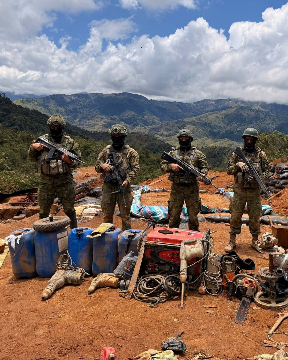 DefensaEc's tweet photo. 🚨 ¡MAFIAS PIERDEN USD 2 MILLONES EN NEGOCIO DORADO!

De la Sierra a la Amazonía, el golpe fue simultáneo: 7 operaciones fueron desarmando el negocio de la minería ilegal. 💪

➡️ En Azuay, Morona Santiago, Carchi e Imbabura fueron cayendo campamentos y  bocaminas. https://t.co/SDY3oMHIRl