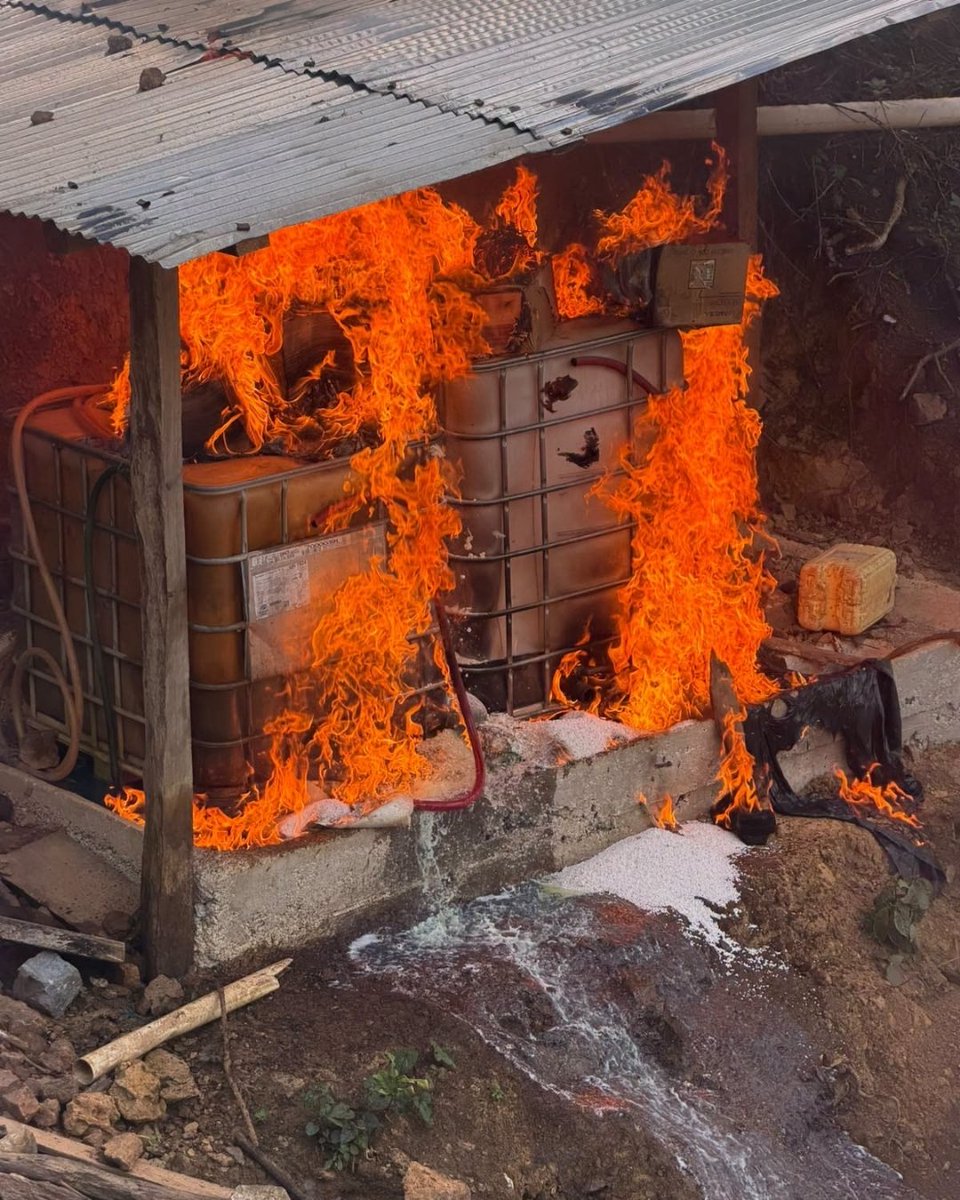DefensaEc's tweet photo. 🚨 ¡MAFIAS PIERDEN USD 2 MILLONES EN NEGOCIO DORADO!

De la Sierra a la Amazonía, el golpe fue simultáneo: 7 operaciones fueron desarmando el negocio de la minería ilegal. 💪

➡️ En Azuay, Morona Santiago, Carchi e Imbabura fueron cayendo campamentos y  bocaminas. https://t.co/SDY3oMHIRl