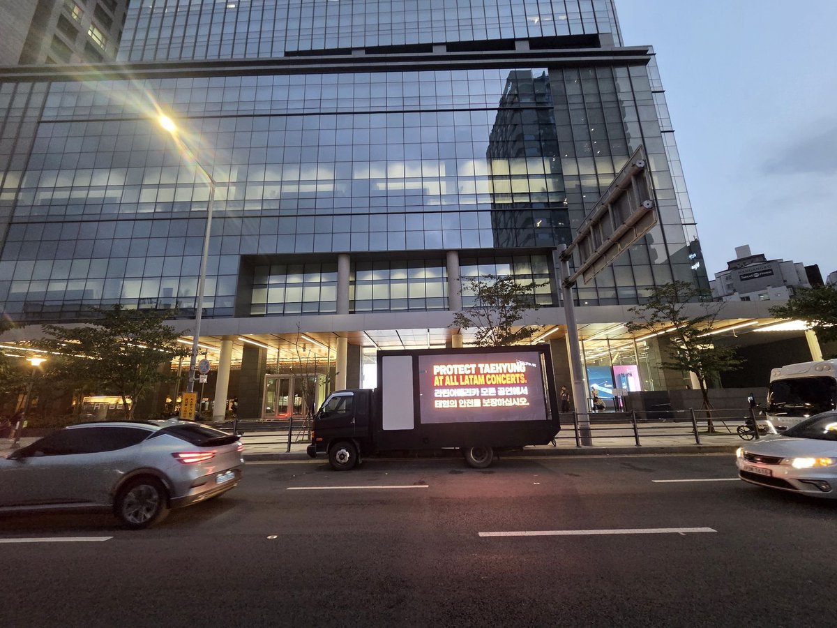 taehyvngpics's tweet photo. A protest truck has been stationed in front of HYBE to demand swift and comprehensive action addressing the continuous death threats and safety concerns targeting Taehyung online.

​Concurrently, we request that all supporters remain active in raising awareness across social media platforms. Our efforts cannot be overlooked indefinitely.

WE DEMAND HYBE/BIGHIT TAKE THESE THREATS SERIOUSLY!

​@HYBEOFFICIALtwt @bts_bighit

​PROTECT TAEHYUNG
PROTECT YOUR ARTIST
BIGHIT AND HYBE TAKE ACTION
#ProtectTaehyung #ProtectYourArtist