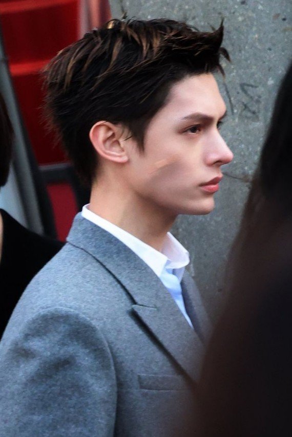 cortis_zip's tweet photo. when you're in the best side profile competition but your opponent is james https://t.co/gBBfEYSTgZ