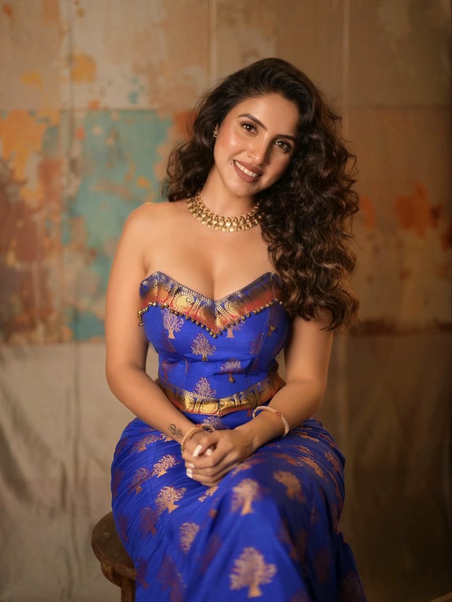 GlamQueensHQ's tweet photo. ✨ Priyanka K serving royal elegance in blue! 💙👑
#PriyankaK #GlamQueens #IndianBeauty #DesiGlam #IndianFashion #Glamour #StyleIcon #CelebrityStyle #Trending #Viral #Explore #Fashion #Beauty #XTrending https://t.co/0i3QZ7qELR