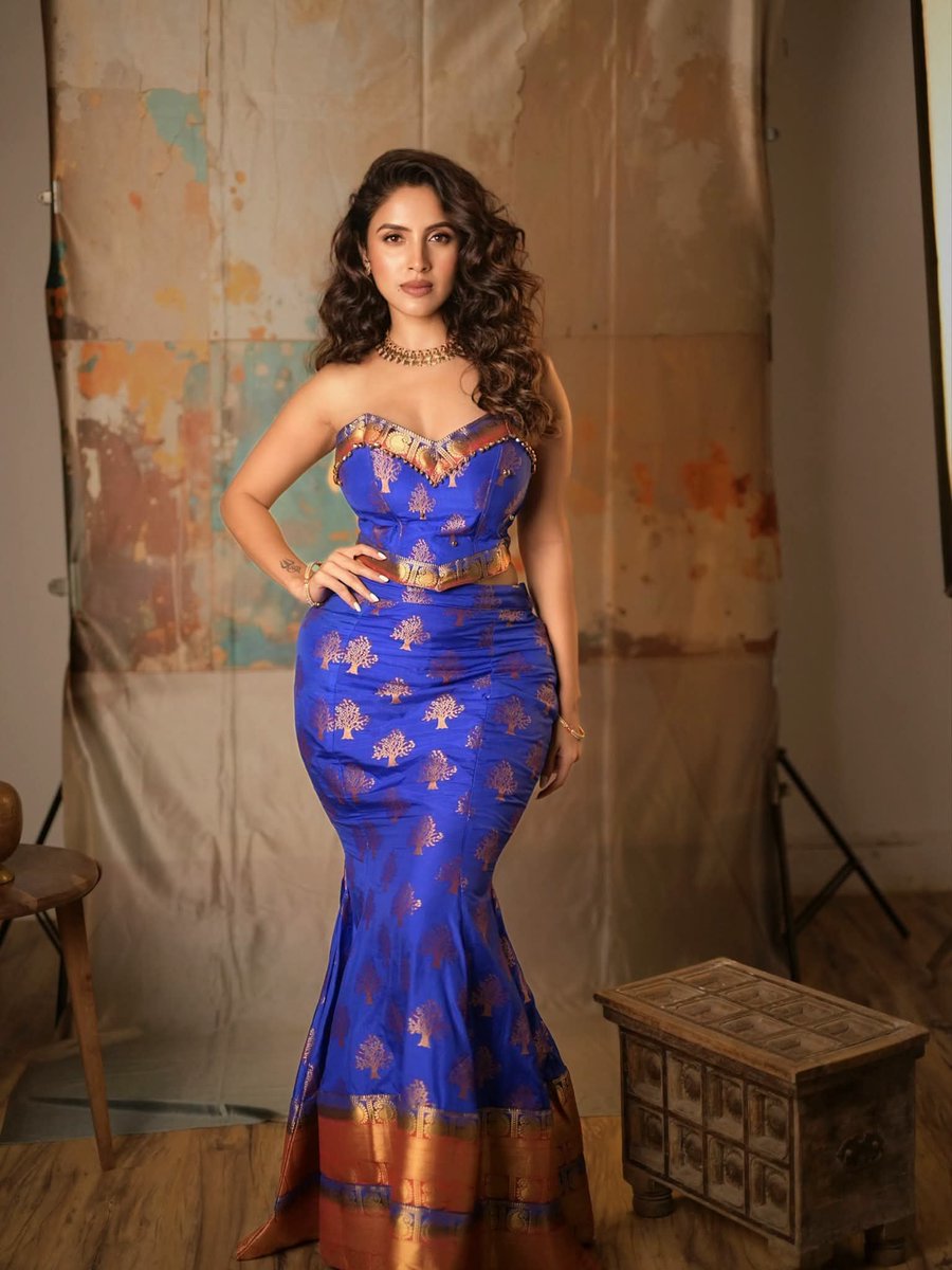 GlamQueensHQ's tweet photo. ✨ Priyanka K serving royal elegance in blue! 💙👑
#PriyankaK #GlamQueens #IndianBeauty #DesiGlam #IndianFashion #Glamour #StyleIcon #CelebrityStyle #Trending #Viral #Explore #Fashion #Beauty #XTrending https://t.co/0i3QZ7qELR