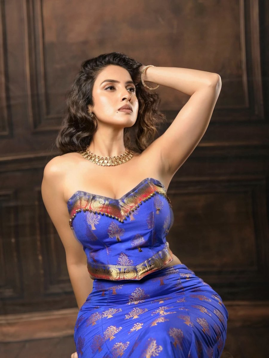 GlamQueensHQ's tweet photo. ✨ Priyanka K serving royal elegance in blue! 💙👑
#PriyankaK #GlamQueens #IndianBeauty #DesiGlam #IndianFashion #Glamour #StyleIcon #CelebrityStyle #Trending #Viral #Explore #Fashion #Beauty #XTrending https://t.co/0i3QZ7qELR