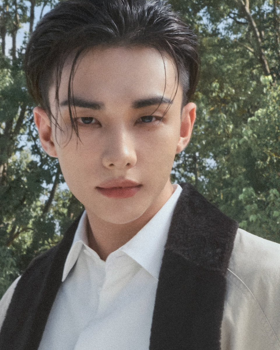 hyunjinpost's tweet photo. insane face card
#DiorSummer27_HYUNJIN https://t.co/DHvaW3EBQS