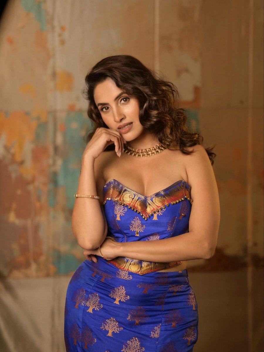 GlamQueensHQ's tweet photo. ✨ Priyanka K serving royal elegance in blue! 💙👑
#PriyankaK #GlamQueens #IndianBeauty #DesiGlam #IndianFashion #Glamour #StyleIcon #CelebrityStyle #Trending #Viral #Explore #Fashion #Beauty #XTrending https://t.co/0i3QZ7qELR