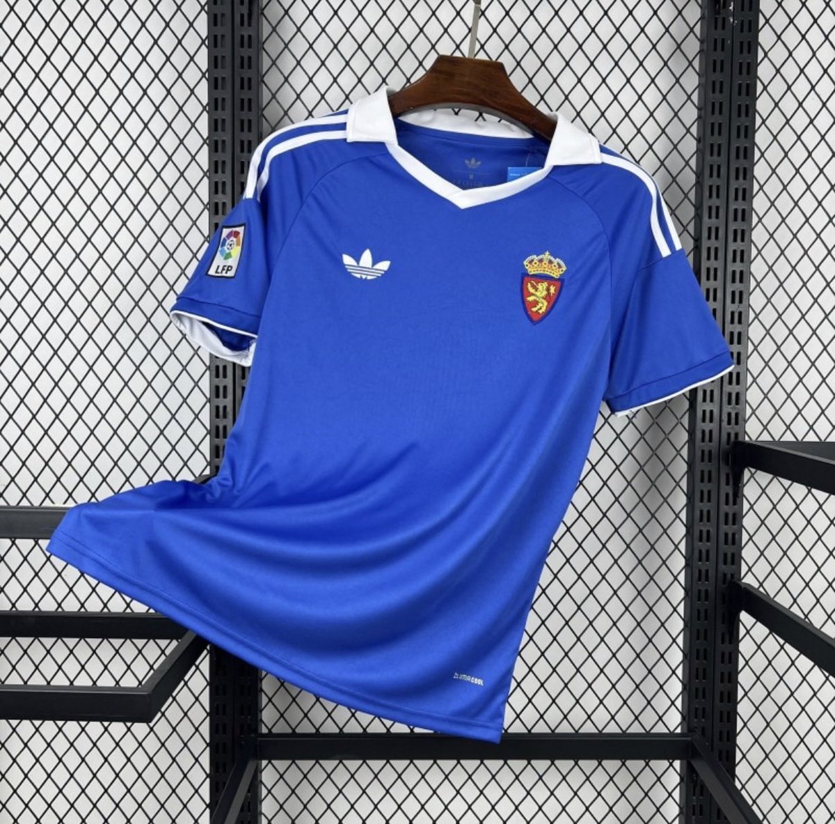Sentimientokit's tweet photo. 🎁 SORTEO CAMISETA RETRO REAL ZARAGOZA 💙🤍

¿Quieres llevártela? 👀

Para participar:
🔁 RT a este tweet
👤 Síguenos

🏆 Ganador este domingo 4 de Octubre.

¡Mucha suerte a todos! 🍀💙 https://t.co/KzJ4kGODrG
