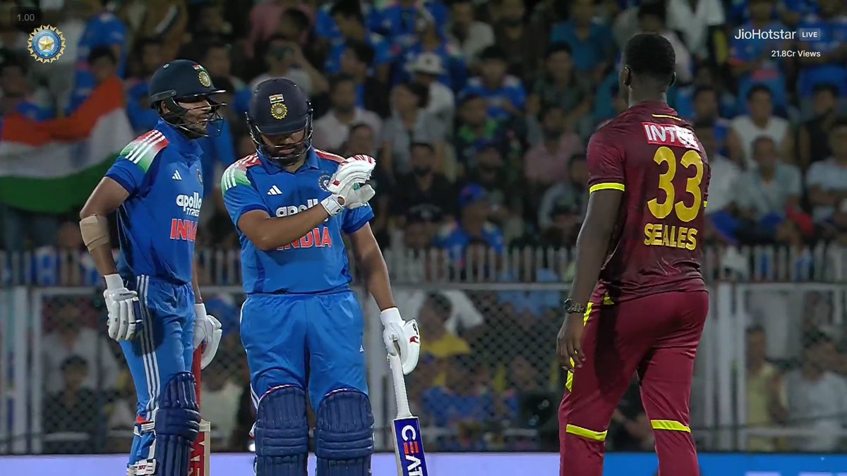 udayvardhan_k's tweet photo. Bhaichara on top😎

#ShubmanGill #RohitSharma #INDvsWI https://t.co/JvtWrjHYVW