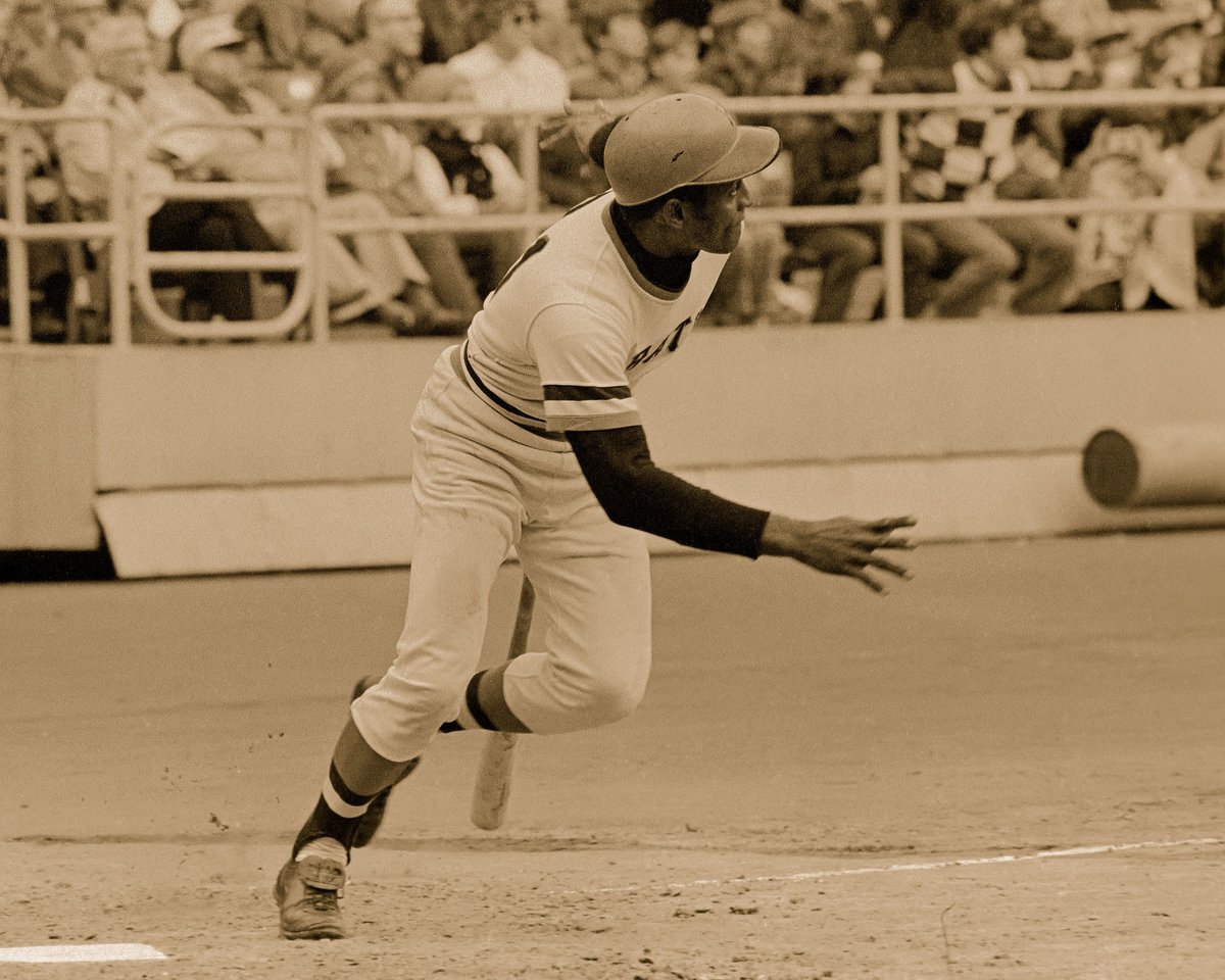ClementeMuseum's tweet photo. On this day in 1972 Roberto Clemente hit a milestone in his already storied career. His 3000th hit.
Clemente faced Mets pitcher Jon Matlack, who threw the pitch that Clemente would eventually connect with during the 4th inning.

Photographs by the amazing Jerry Siskind https://t.co/93KlzkvFHE