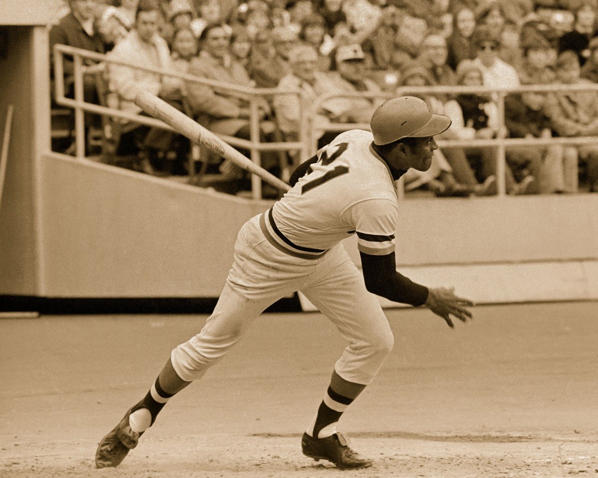 ClementeMuseum's tweet photo. On this day in 1972 Roberto Clemente hit a milestone in his already storied career. His 3000th hit.
Clemente faced Mets pitcher Jon Matlack, who threw the pitch that Clemente would eventually connect with during the 4th inning.

Photographs by the amazing Jerry Siskind https://t.co/93KlzkvFHE