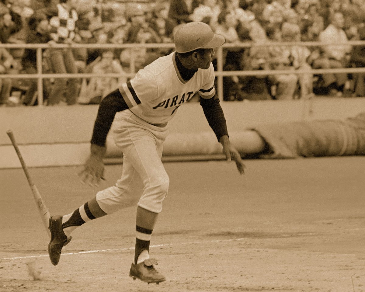 ClementeMuseum's tweet photo. On this day in 1972 Roberto Clemente hit a milestone in his already storied career. His 3000th hit.
Clemente faced Mets pitcher Jon Matlack, who threw the pitch that Clemente would eventually connect with during the 4th inning.

Photographs by the amazing Jerry Siskind https://t.co/93KlzkvFHE
