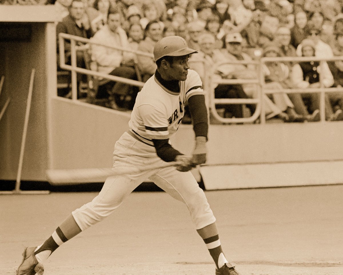 ClementeMuseum's tweet photo. On this day in 1972 Roberto Clemente hit a milestone in his already storied career. His 3000th hit.
Clemente faced Mets pitcher Jon Matlack, who threw the pitch that Clemente would eventually connect with during the 4th inning.

Photographs by the amazing Jerry Siskind https://t.co/93KlzkvFHE