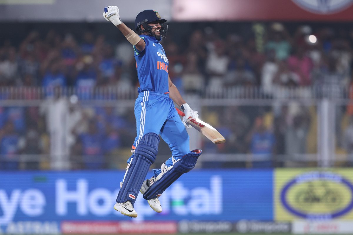 BCCI's tweet photo. 📸 𝘿𝙤𝙪𝙗𝙡𝙚 𝘾𝙚𝙣𝙩𝙪𝙧𝙞𝙤𝙣 𝙎𝙝𝙪𝙗𝙢𝙖𝙣 𝙂𝙞𝙡𝙡

Frames that will occupy a special place in our memory 🤩

Updates ▶️ https://t.co/6XCYRtZLAi

#TeamIndia | #INDvWI | @mflone_ | @ShubmanGill https://t.co/9W1DzMamkH