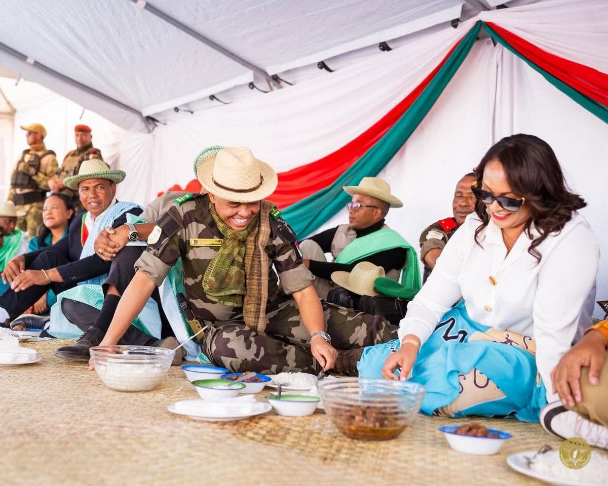 Loovaa47's tweet photo. Ny fierahana miosona miaraka aminy vahoaka tohizao no hahatsapana fa mpitondra mendrika sy tia tanindrazana ny olona iray. avec Nirina Mike https://t.co/B550Rn1CBY